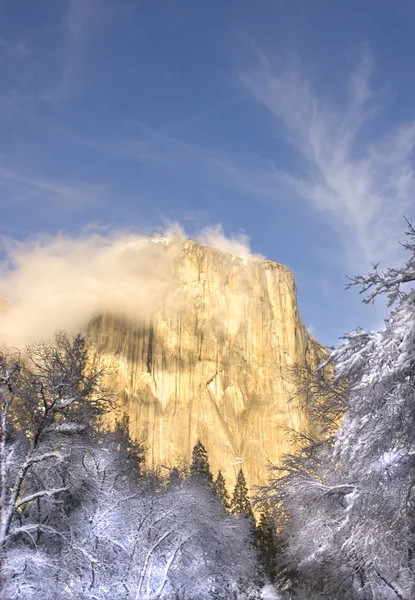 Alpenglow on the granite peaks in Yosemite valley — Stock Photo, Image