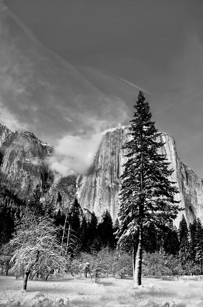 Clouds forming on the granite peaks in Yosemite valley — Stock Photo, Image