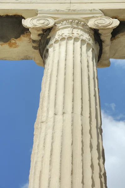 Une des colonnes de l'acropole d'Athènes — Photo