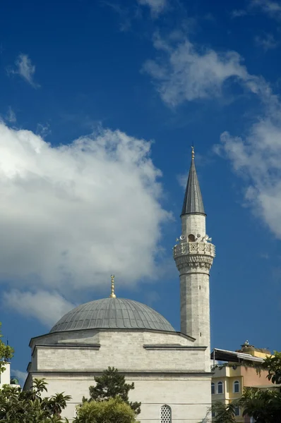 Minaret van de moskee in istanbul — Stockfoto