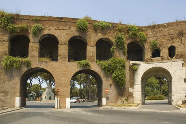 Римские ворота в конце улицы Виа Венето — стоковое фото