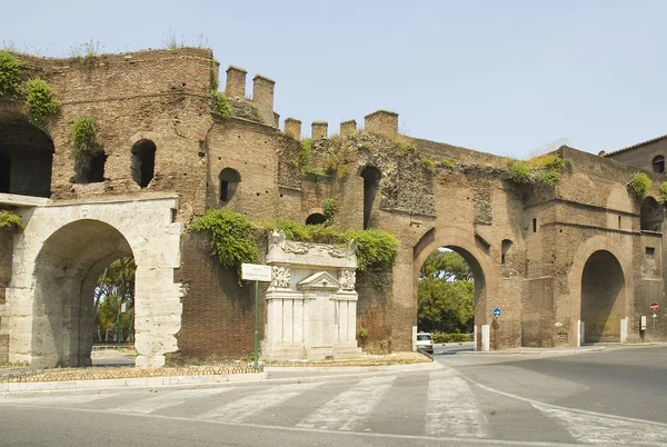 Via veneto sonunda Roma kapısı — Stok fotoğraf