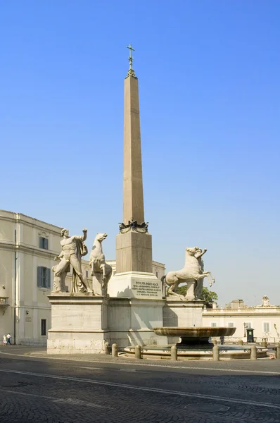 Column and statue in the Quarinale — Stock Photo, Image