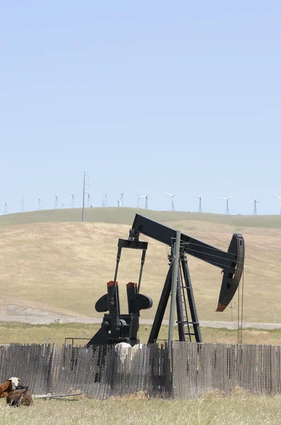 Насосы нефтяных скважин и ветрогенераторы — стоковое фото