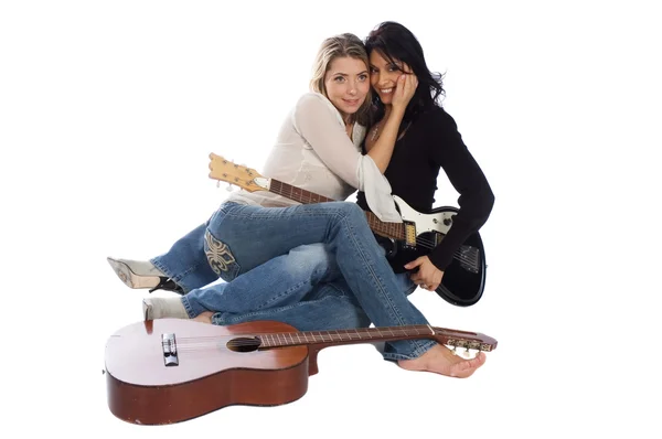 音乐家，西班牙裔女人分享一个时刻与白人女孩 f — 图库照片