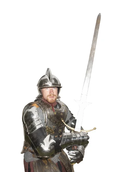 Człowiek w zbroi z mieczem trzymanym — Zdjęcie stockowe