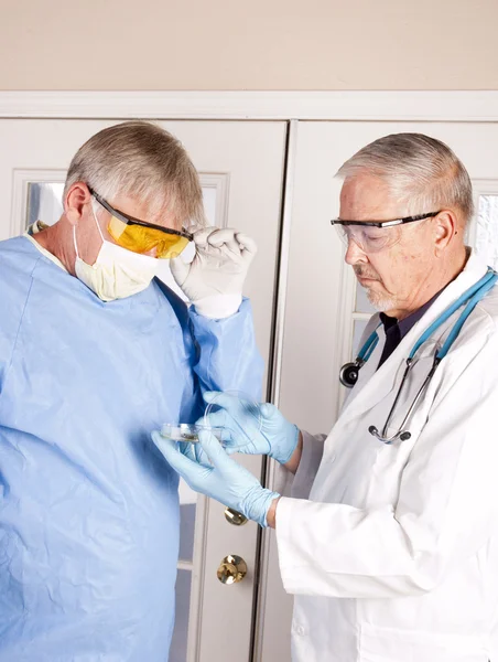 Два врача консультируют — стоковое фото