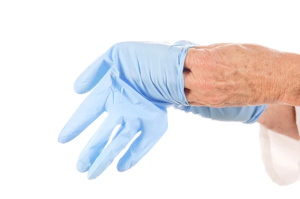 Надевание защитных перчаток — стоковое фото
