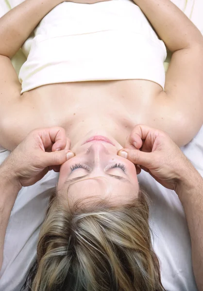 Молодая женщина получает массаж терапии — стоковое фото
