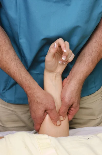 Giovane donna ottenere massaggio terapia da un massaggiatore — Foto Stock
