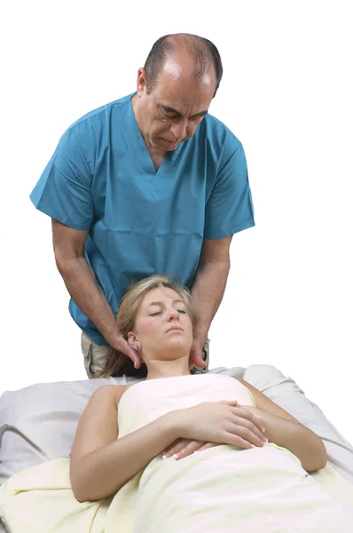Ung kvinna att få massage therepy från en massuer — Stockfoto