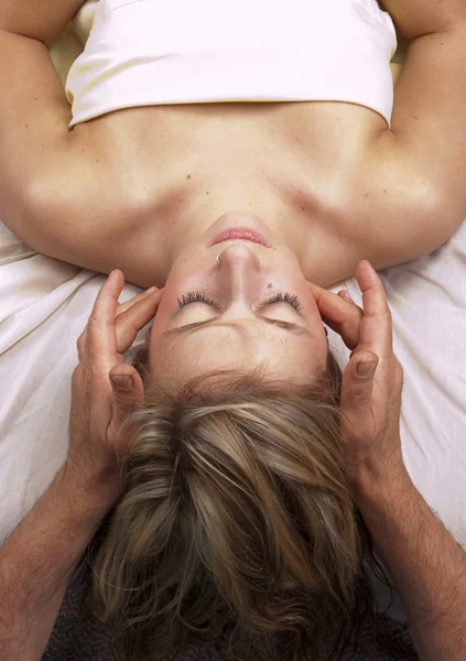 Jonge vrouw krijgen massage therepy van een massuer — Stockfoto