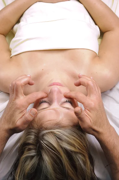 Mujer joven recibiendo masaje Therepy de un massuer — Foto de Stock
