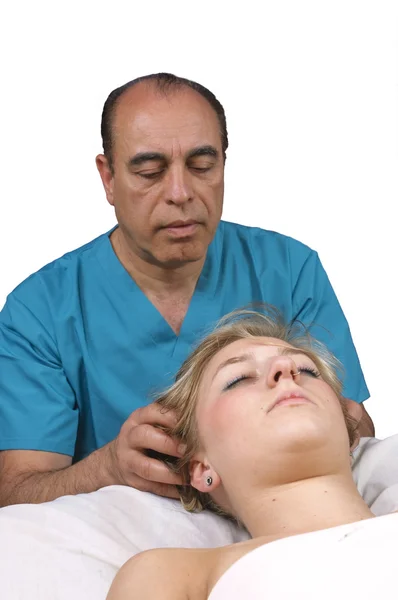 Jovem mulher recebendo massagem Therepy de um massuer — Fotografia de Stock