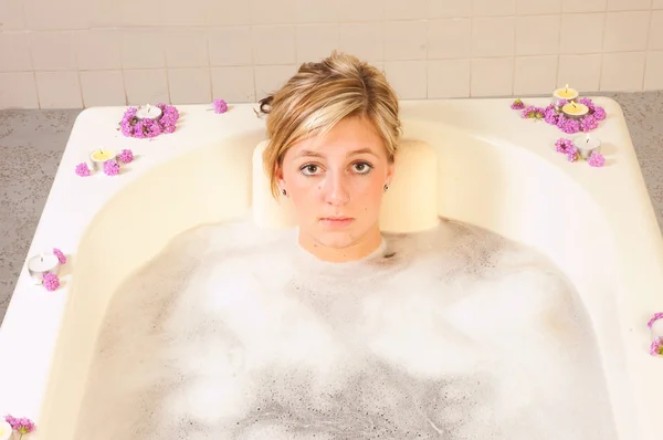 Mujer joven en bañera —  Fotos de Stock