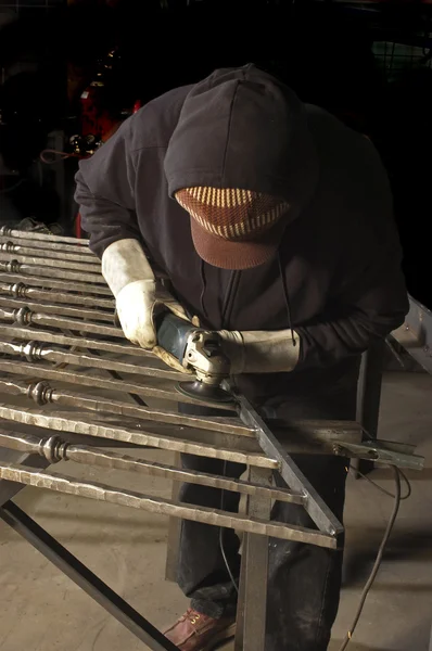 Trabajador del metal que termina las soldaduras con una amoladora —  Fotos de Stock