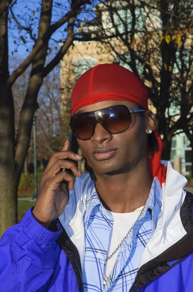 Jeune homme afro-américain sur un téléphone portable — Photo