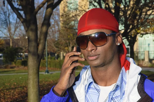 휴대 전화에 젊은 아프리카계 미국인 남자 — 스톡 사진