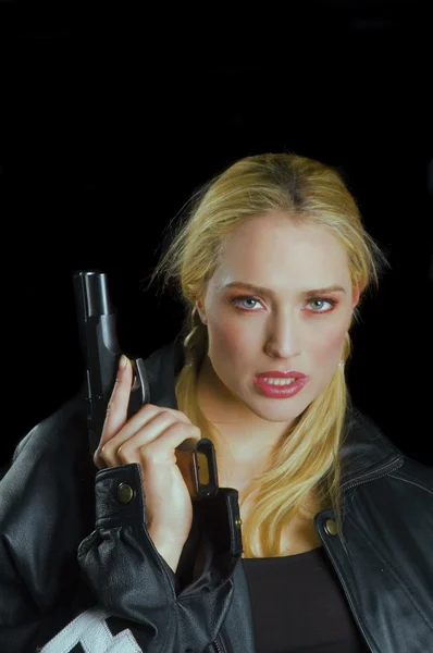 Žena drží zbraň — Stock fotografie