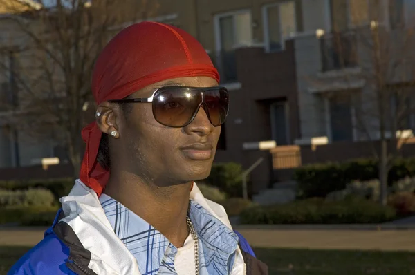 Joven hombre afroamericano sonriente en gafas de sol —  Fotos de Stock