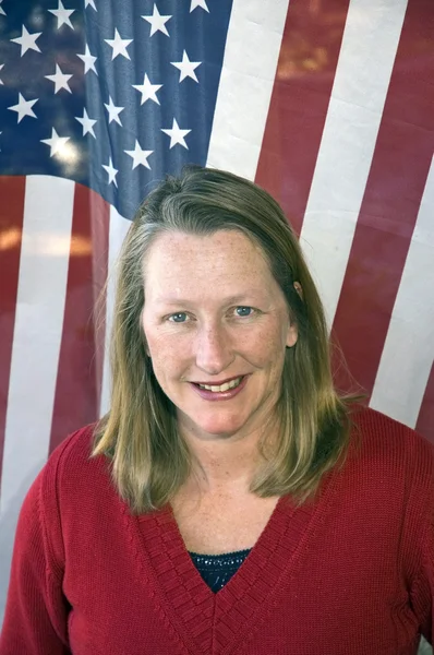 Atractiva mujer frente a una bandera americana en inaugaration da —  Fotos de Stock