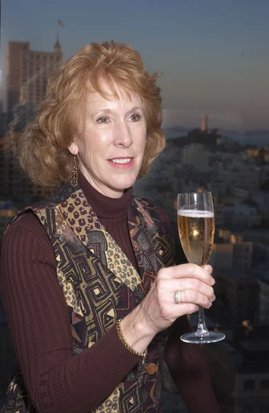 Женщина празднует шампанским — стоковое фото