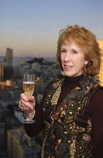 Frau feiert mit Champagner — Stockfoto