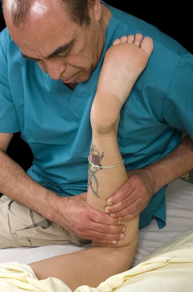 Mulher com perna Massagem de massagista — Fotografia de Stock