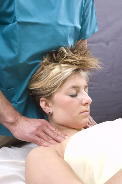 Vrouw met massage — Stockfoto