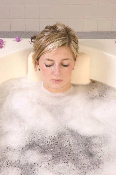 Женщина в ванной отдыхает — стоковое фото