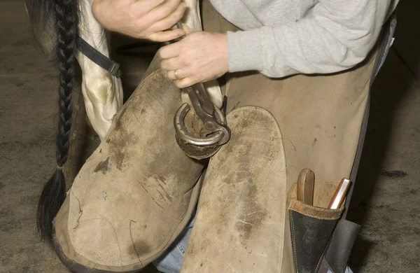 Contadino che lavora su scarpe da cavallo — Foto Stock