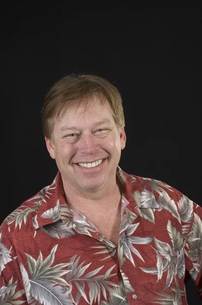 Mężczyzna w średnim wieku w koszula hawajska — Zdjęcie stockowe