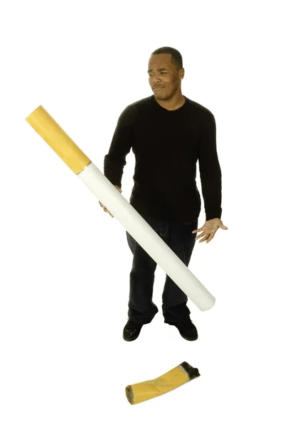 巨大な gigarette を持つアフリカ系アメリカ人の男 — ストック写真
