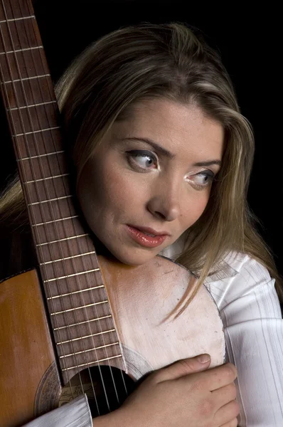 Vrouwelijke gitarist strelen gitaar in close-up — Stockfoto