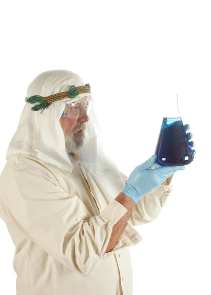 Арабский инженер-химик держит фляжку — стоковое фото