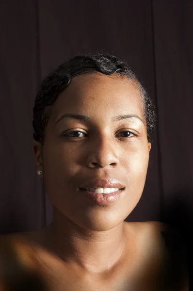 Schöne afrikanisch-amerikanische Frau lächelt — Stockfoto