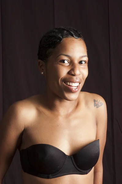 Hermosa joven afroamericana mujer sonriendo —  Fotos de Stock