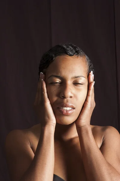 Mujer afroamericana con dolor de cabeza — Foto de Stock