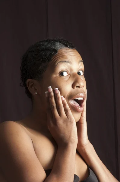 Schöne junge afrikanisch-amerikanische Frau überrascht — Stockfoto