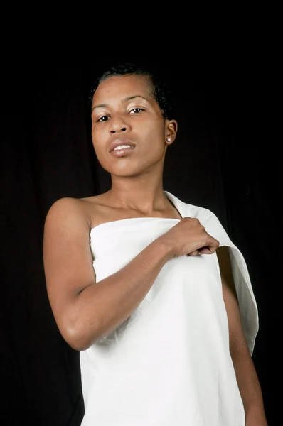Svart kvinna i en toga — Stockfoto