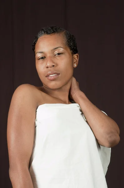 Svart kvinna i en toga — Stockfoto