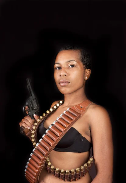 Silahlı güzel bir Afrikalı-Amerikalı kadın — Stok fotoğraf