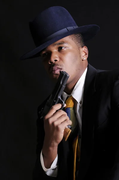 Silahı Afrikalı-Amerikalı genç erkekle — Stok fotoğraf