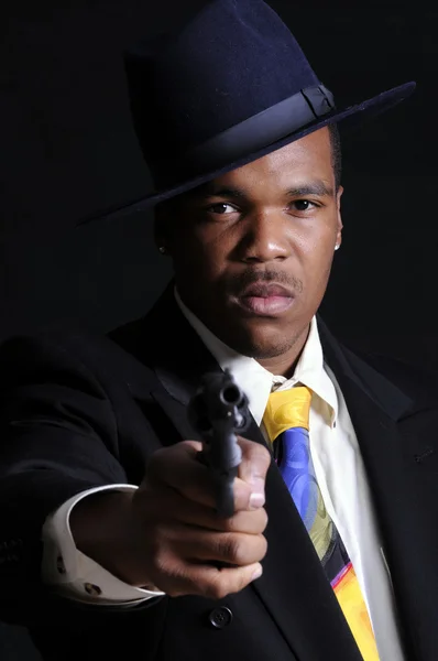 Młody człowiek african american wskazujący pistolet — Zdjęcie stockowe