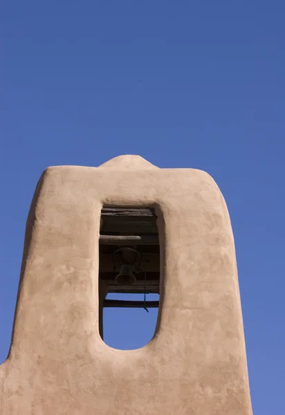 Klokkentoren op adobe kerk — Stockfoto