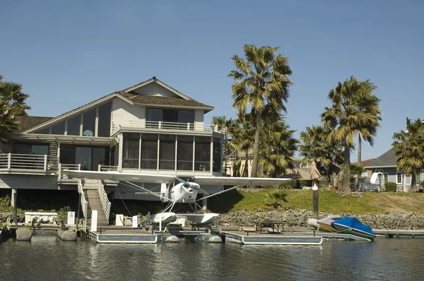 Executive hus på vattnet — Stockfoto