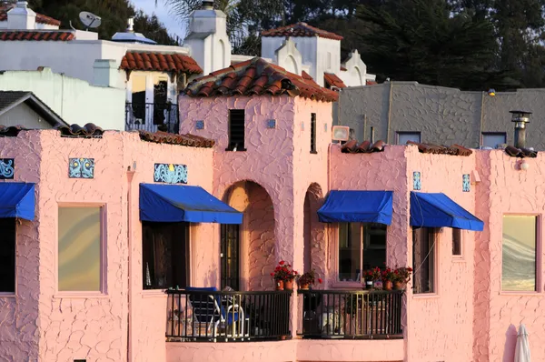 Casa colorida na esplanada em Capitola, Califórnia — Fotografia de Stock