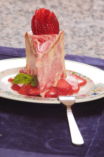 Teller Erdbeerkäsekuchen mit frischen Erdbeeren — Stockfoto