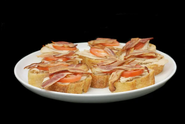 Tomate, queijo e bacon em torradas — Fotografia de Stock