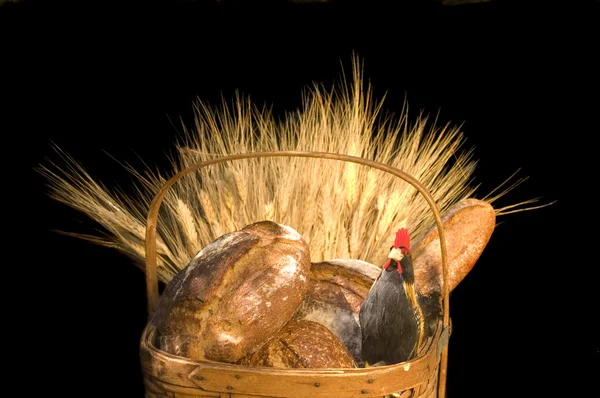 Kosár kenyeret, töltött csirke — Stock Fotó